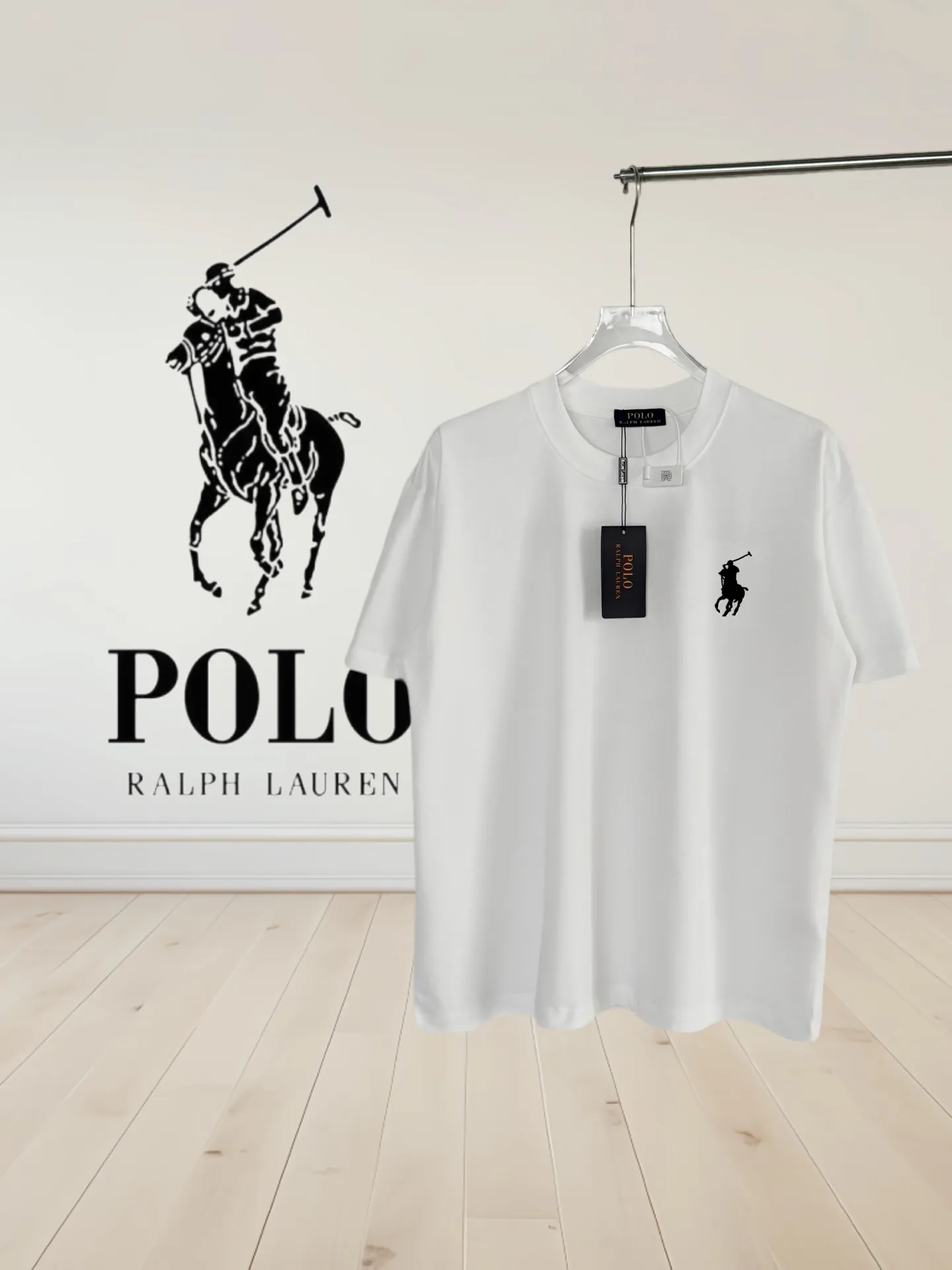 P160 [High Quality]Ralph Lauren*Ralph Lauren embroidery micro-label simple‼ ️Short-sleeved T-shirt 💗Ralph Lauren classic short-sleeved T-shirt, custom-made 280g pure cotton fabric, soft and breathable, classic horseback golf🏌️ embroidery on the chest, logo + logo embroidery on the back, simple and recognizable. Round neck design, neat tailoring, customized 280g pure cotton fabric, soft and smooth to the touch, great breathability, super comfortable to wear in summer! The same loose version for men and women, OK to wear alone or layered, versatile ~ 𝐂𝐎𝐋𝐎𝐔𝐑: black white 𝐒𝐈𝐙𝐄: S-xL Size chart: S: Shoulder width 51 - Bust 55 - Clothing length 70 M: Shoulder width 53 - Bust 57 - Clothing length 72 L: Shoulder width 55 - Bust 59 - Clothing length 74 XL: Shoulder width 57 - Bust 61 - Clothing length 76
